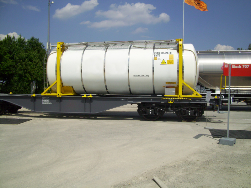 Obrázek 12: Cisternový kontejner EMT6/EMKD (kód cisterny ADR/RID L4BN, ADR/RID/IMDG instrukce pro přenosnou cisternu UN T11) vhodný pro kontinentální i příbřežní multimodální přepravy (Čermák, 2018) 