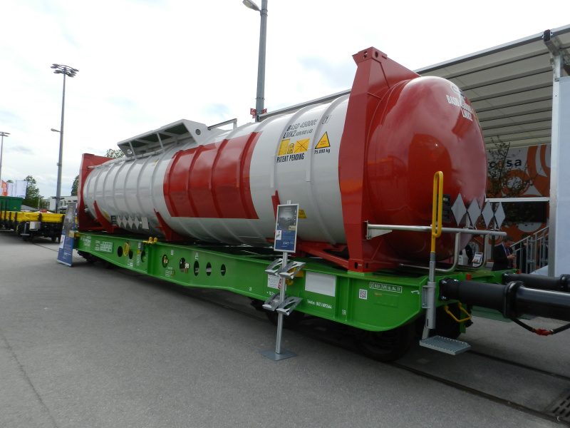 Obrázek 14: Náhrada cisternového vozu pro 21. století s délkou 45 stop a profilovým kódem 
C23 – cisternový kontejner s objemem 62 000 l - LMK2 (kód cisterny ADR/RID L4DH) na kontejnerovém voze Sgmmnss 45’ (Čermák, 2018)
