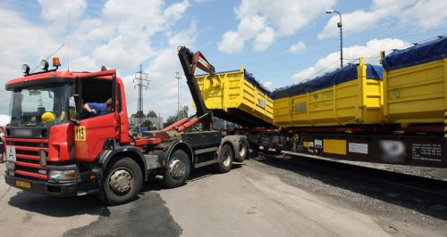 Obrázek 23: Překládka kontejneru ACTS z železničního vozu na silniční vozidlo (AWT, 2018) 